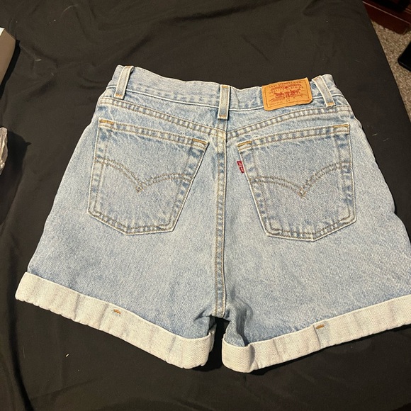 Levi’s shorts worn a few times. Next to new - Picture 3 of 5
